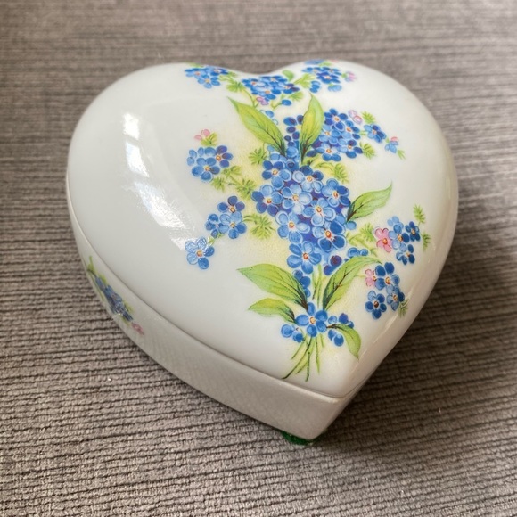 Vtg Limoges heart shaped trinket box w/ flowers